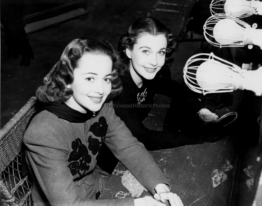 Vivien Leigh 1939 7 Olivia De Havilland Gone With The Wind wm.jpg
